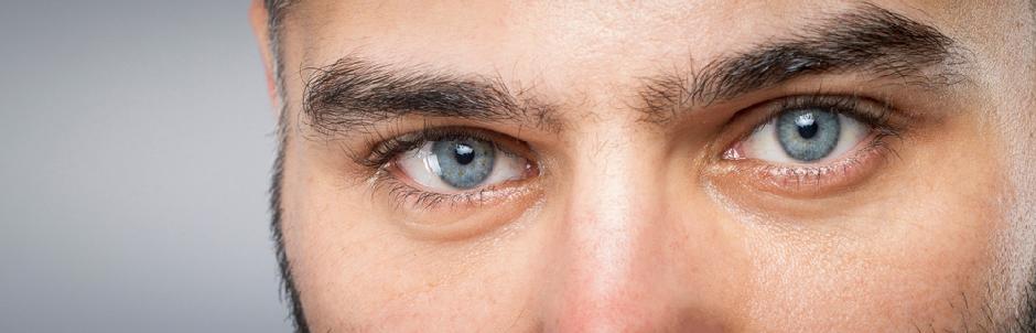 Seksi brineta sa plavim očima